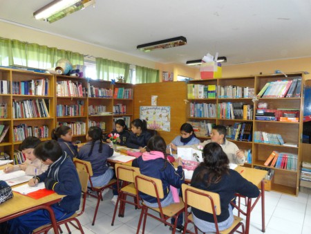 alumnos de 5º básico trabajando junto a su profesora de lenguaje