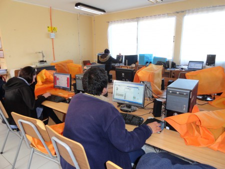 alumnos de 8º básico revisando la página web