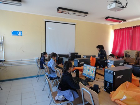 alumnos de 3º básico revisando la información entregada de la página web